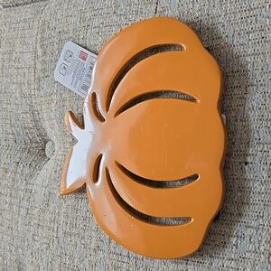 TABLETOPS GALLERY BRAND ORANGE PUMPKIN METAL TRIVET